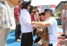Ratusan Pelajar di Lampung Barat Dapat Seragam Sekolah Gratis