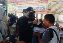Hujan Abu Vulkanik, Kecamatan Tanjung Senang Bagikan Masker untuk Warga