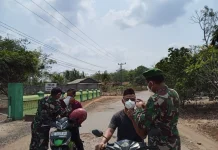 Kodim Way Kanan Bagikan Masker Kepada Masyarakat