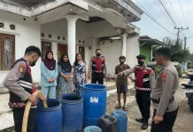 Warga Blambangan Umpu Dapat Bantuan Air Bersih