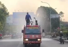 Warga Kota Metro Apresiasi Pembersihan Abu Vulkanik Damkar