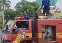Damkar Kota Metro Siagakan Personel Bersihkan Abu Vulkanik