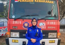 Damkarmat Kota Metro Bersihkan Abu Vulkanik di Jalan Utama