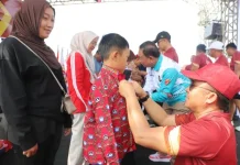 Ratusan Pelajar Kebun Tebu Lambar Terima Seragam dan Buku Gratis
