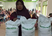 Warga Bumi Baru Terima 30 Kilogram Beras Bantuan CPP Bulog