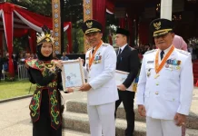 Pemkab Lampung Barat Serahkan 55 Penghargaan di HUT ke-35