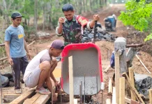 Babinsa dan Warga Gotong Royong Bangun Jembatan di Bumidana