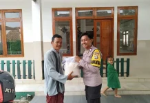Polsek Umpu Semenguk Bagikan Beras ke Pengurus Masjid