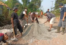 Polisi-TNI dan Warga Gotong Royong Perbaiki Jalan Rusak di Kampung Tanjung Bulan