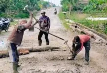 Warga Kampung Pisang Indah Perbaiki Jembatan Rusak Secara Swadaya