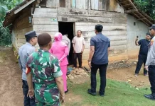Polres Way Kanan Salurkan Bantuan Sosial di Kampung Beringin Jaya