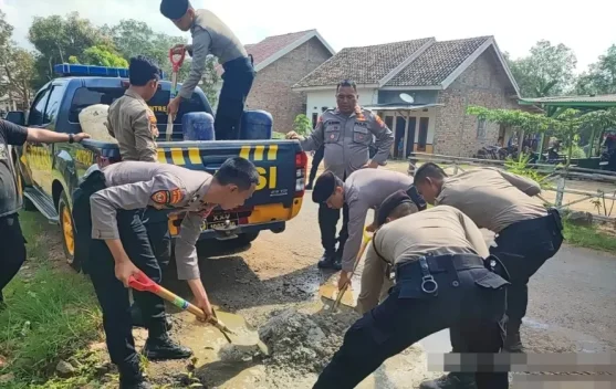Polres Way Kanan Perbaiki Jalan Berlubang dan Bagikan Takjil di KM 16 Negeri Batin