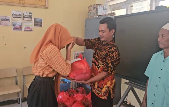 UPT SMPN 7 Banjit Salurkan Zakat Fitrah