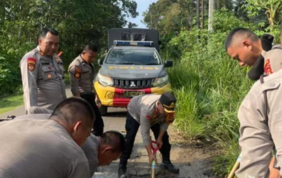 Polres Way Kanan Tambal Jalan Berlubang di Jalinsum