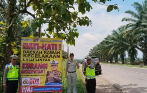 Antisipasi Kecelakaan, Satlantas Way Kanan Pasang Spanduk Imbauan di Jalinsum