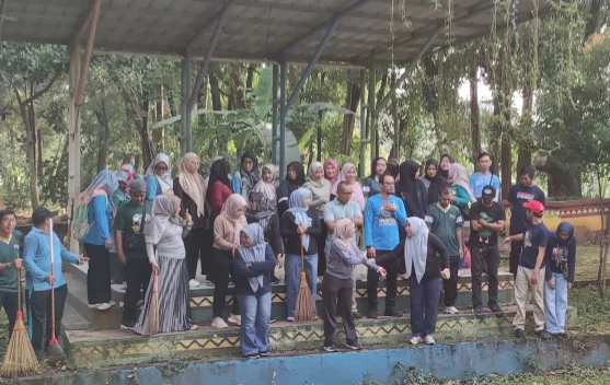 Disporapar Metro Bersihkan Taman Ki Hajar Dewantara