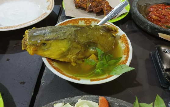 Kuliner Kepala Ikan Kuah Kuning Jadi Buruan Pecinta Makanan Tradisional
