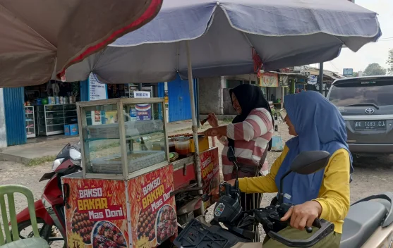 Penjual Bakso Bakar Jadi Favorit Warga di Pinggir Jalan