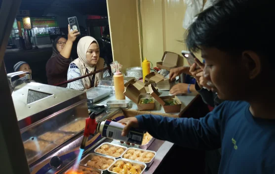 Antusiasme Warga Berburu Kuliner Kekinian di Malam Hari