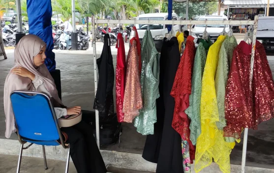 Siasat Jitu, Jual Busana Melalui Komunitas