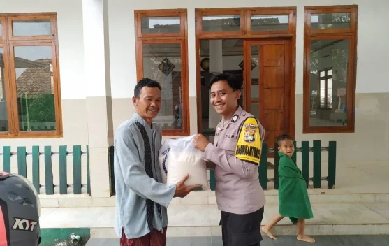 Polsek Umpu Semenguk Bagikan Beras ke Pengurus Masjid