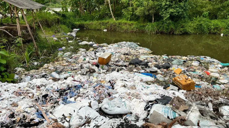 Warga Seloharjo Temukan Tumpukan Sampah Ilegal di Bekas Galian Pasir
