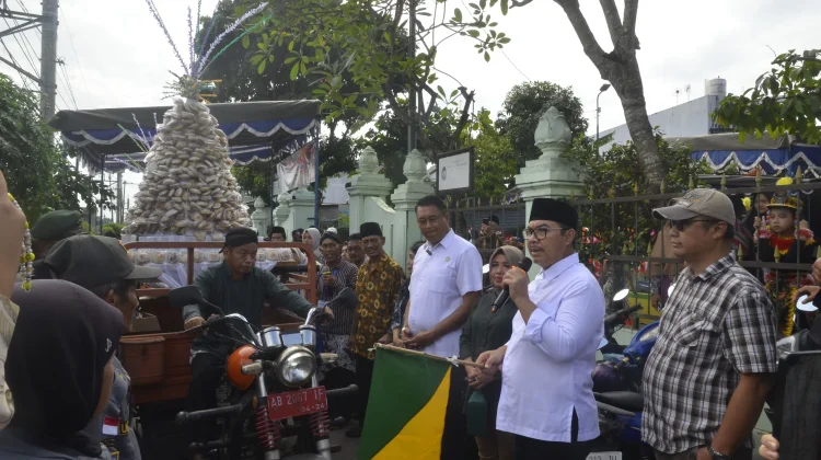 Tradisi Ruwahan jelang Ramadan, Warga Gendeng Kirab Gunungan Apem