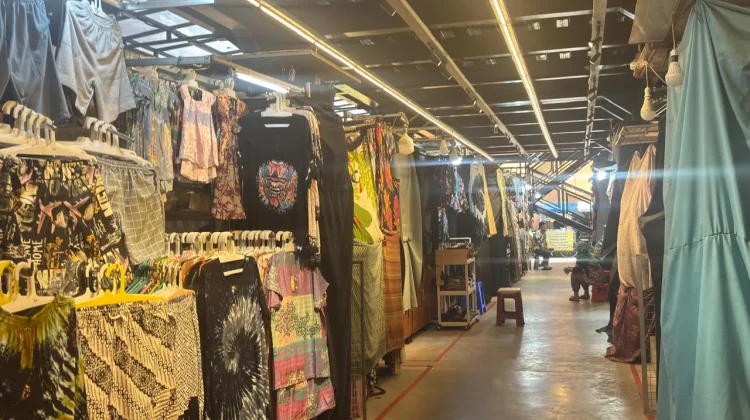 Pedagang Menangis di tengah Ramainya Malioboro saat Libur Panjang