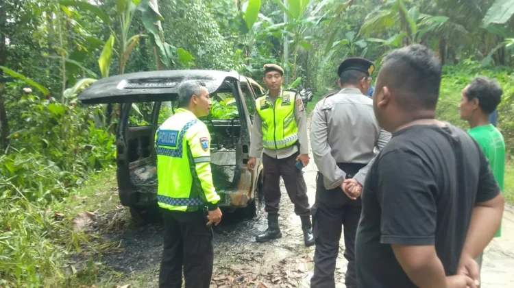 Diduga Konsleting Listrik, Satu Unit Mobil Hangus Terbakar