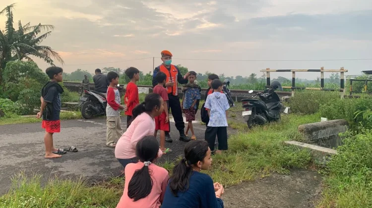 KAI Larang Masyarakat Ngabuburit di Perlintasan Kereta Api