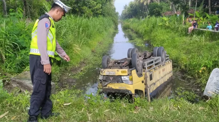 Hilang Kendali, Sebuah Truk Masuk ke dalam Sungai