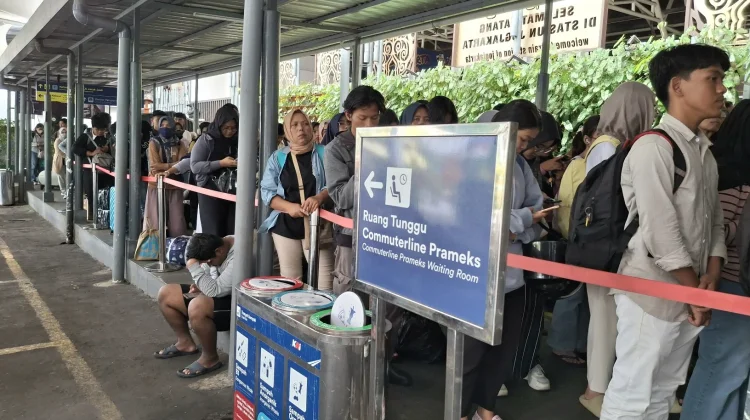 Penumpang Commuter Line Diperkenankan Berbuka di Kereta, Ini Syaratnya