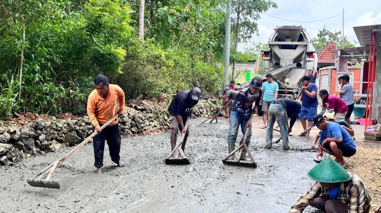 Prihatin Jalan Rusak, Warga Perbaiki Pakai Dana Pribadi