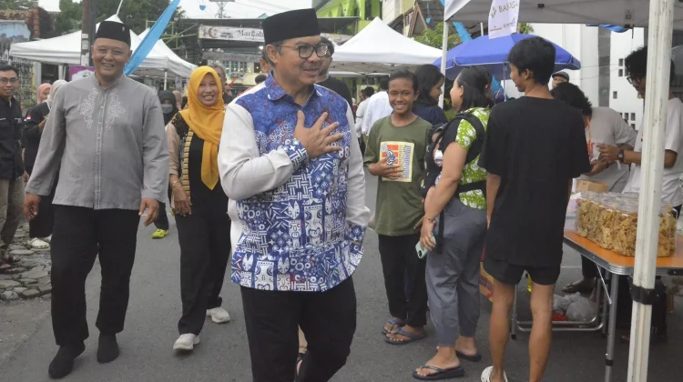 Tradisi Ngabuburit, Hasto Ajak Masyarakat Berbelanja di Pasar Ramadan