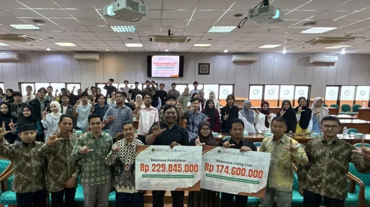 UMY dan Lazismu Bantu Mahasiswa Korban Bencana Sumatera
