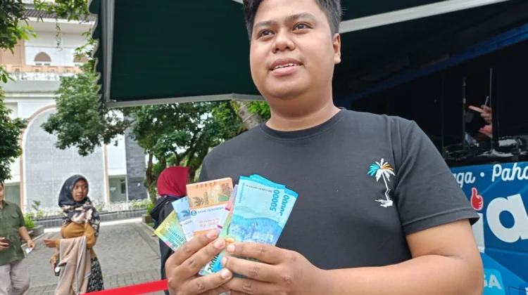 Loket Penukaran Uang Baru di Sleman Diserbu Masyarakat