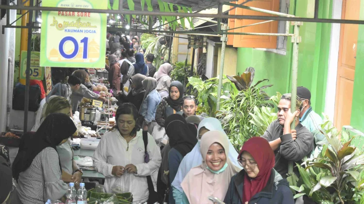 Romansa Pasar Ramadan Kauman, Berburu Takjil di Gang Sempit