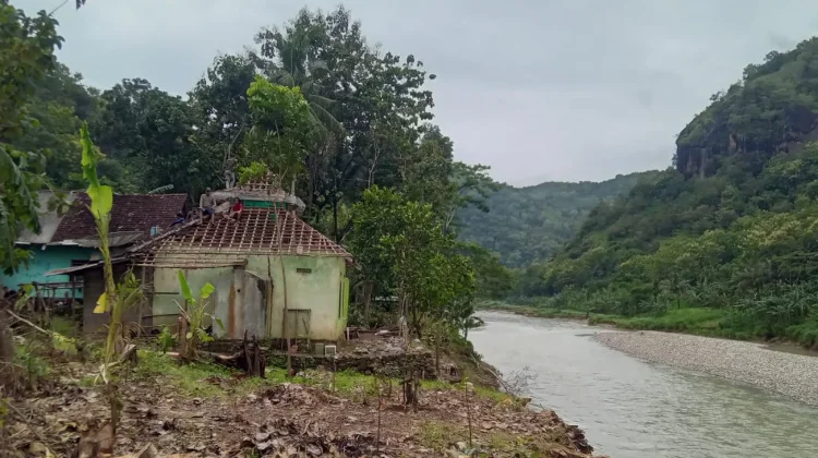 Khawatir Roboh Tergerus Arus Sungai, Warga Kedungmiri Bongkar Atap Musala