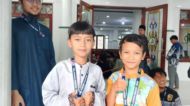 Dua Relawan Berusia 10 Tahun Ikuti Kepanitian Ramadan Masjid Nurul Ashri