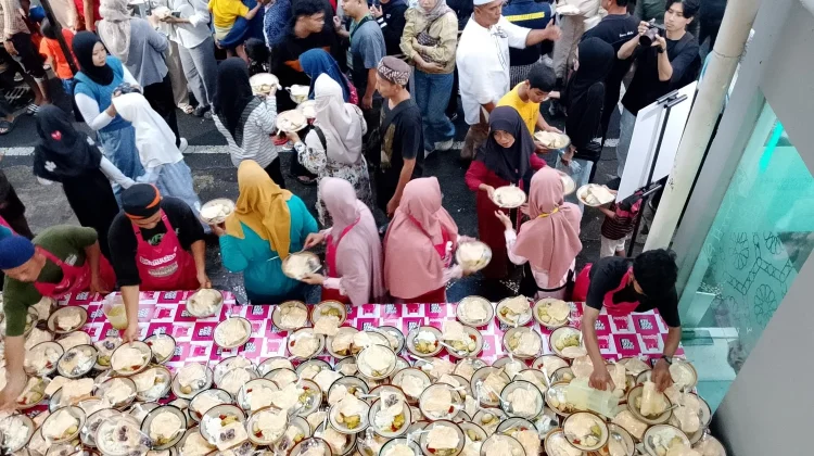 Ribuan Masyarakat Tertib Mengantre Iftar Gratis di Masjid Jogokariyan