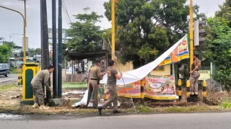 Sebanyak 26 Reklame Ilegal Ditertibkan Satpol PP Bantul