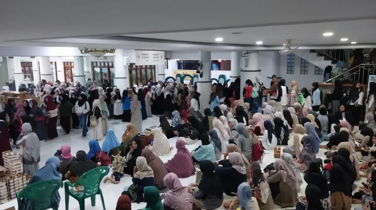 Antusiasme Tinggi, Ribuan Takjil Masjid Nurul Ashri Ludes sebelum Berbuka