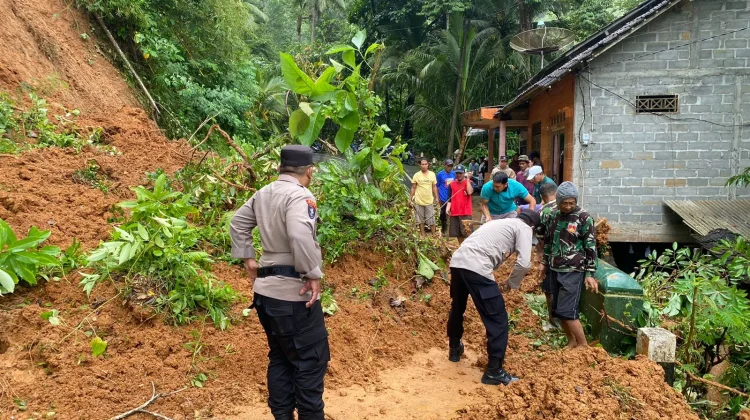 Hujan Deras,  Longsor Sempat Tutup Jalan Tegalsari -klepu di Kulon Progo
