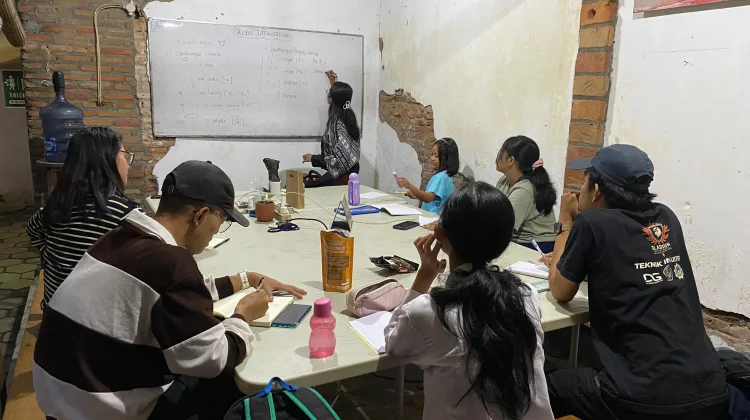 Menumbuhkan Cinta Budaya Melalui Aksara Jawa