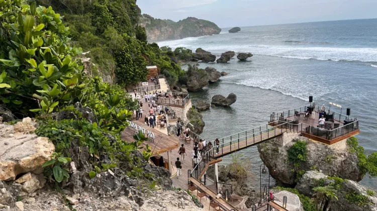 Ancam Ruang Hidup Warga, Walhi Desak On The Rock Hentikan Ekspansi