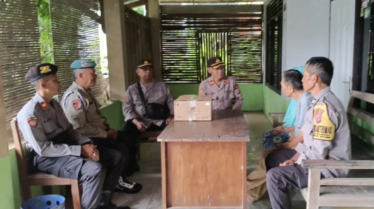 Wujud Kepedulian Sesama, Polsek Imogiri Beri Bansos Kepada Warga Kurang Mampu