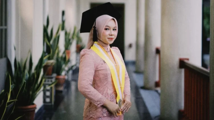 Kisah Inspiratif Tiara, Lulus UGM di Usia 20
