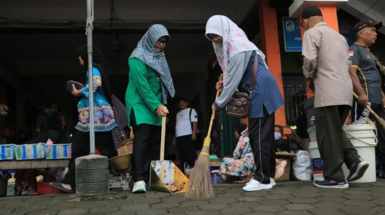 Dukung Keasrian, Dilakukan Aksi Bersih Sampah di Pasar Wates