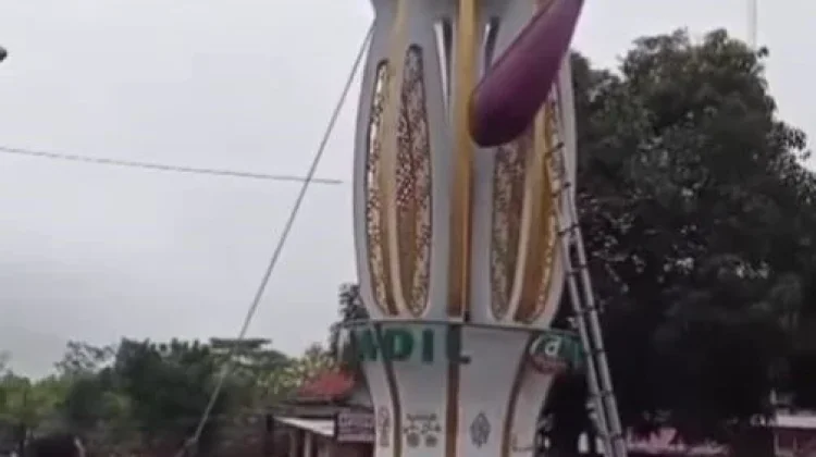 Diterpa Angin Kencang, Ikon Tugu Terong Dlingo Miring