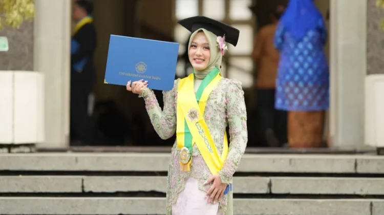 Kisah Zufa, Menelpon Ibu Tiap Malam dan Lulus S1 Keperawatan UGM dengan IPK Sempurna